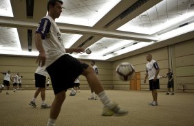 CERRO PORTENHO/PY X CORINTHIANS/BR - Edu Gaspar e Ronaldo durante treino realizado esta manh no hotel Sheraton aonde o time esta concentrado, antes da partida desta noite no estdio Defensores del Chaco, em Asuncion, Paraguai, vlida pela 3 rodada da fase de classificao da Copa Libertadores da Amrica 2010