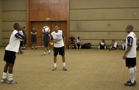 CERRO PORTENHO/PY X CORINTHIANS/BR - Elias, Dentinho e Roberto Carlos durante treino realizado esta manh no hotel Sheraton aonde o time esta concentrado, antes da partida desta noite no estdio Defensores del Chaco, em Asuncion, Paraguai, vlida pela 3 rodada da fase de classificao da Copa Libertadores da Amrica 2010