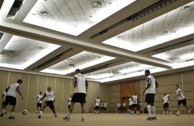 CERRO PORTENHO/PY X CORINTHIANS/BR - Jogadores durante treino realizado esta manh no hotel Sheraton aonde o time esta concentrado, antes da partida desta noite no estdio Defensores del Chaco, em Asuncion, Paraguai, vlida pela 3 rodada da fase de classificao da Copa Libertadores da Amrica 2010