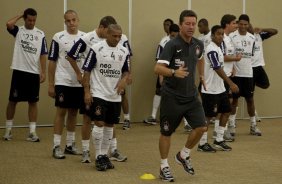 CERRO PORTENHO/PY X CORINTHIANS/BR - O preparador fsico Walmir Cruz e os jogadores durante treino realizado esta manh no hotel Sheraton aonde o time esta concentrado, antes da partida desta noite no estdio Defensores del Chaco, em Asuncion, Paraguai, vlida pela 3 rodada da fase de classificao da Copa Libertadores da Amrica 2010