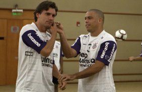 CERRO PORTENHO/PY X CORINTHIANS/BR - Ronaldo da petelecos em Paulo Andr durante treino realizado esta manh no hotel Sheraton aonde o time esta concentrado, antes da partida desta noite no estdio Defensores del Chaco, em Asuncion, Paraguai, vlida pela 3 rodada da fase de classificao da Copa Libertadores da Amrica 2010