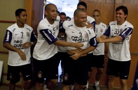 CERRO PORTENHO/PY X CORINTHIANS/BR - Ronaldo e cercado pelos companheiros durante treino realizado esta manh no hotel Sheraton aonde o time esta concentrado, antes da partida desta noite no estdio Defensores del Chaco, em Asuncion, Paraguai, vlida pela 3 rodada da fase de classificao da Copa Libertadores da Amrica 2010