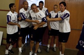 CERRO PORTENHO/PY X CORINTHIANS/BR - Ronaldo e cercado pelos companheiros durante treino realizado esta manh no hotel Sheraton aonde o time esta concentrado, antes da partida desta noite no estdio Defensores del Chaco, em Asuncion, Paraguai, vlida pela 3 rodada da fase de classificao da Copa Libertadores da Amrica 2010
