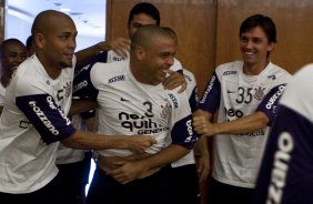 CERRO PORTENHO/PY X CORINTHIANS/BR - Ronaldo e cercado pelos companheiros durante treino realizado esta manh no hotel Sheraton aonde o time esta concentrado, antes da partida desta noite no estdio Defensores del Chaco, em Asuncion, Paraguai, vlida pela 3 rodada da fase de classificao da Copa Libertadores da Amrica 2010