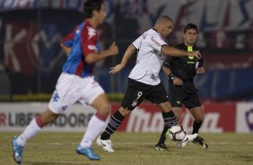 CERRO PORTENHO/PY X CORINTHIANS/BR - Ronaldo em um lance da partida realizada esta noite no estdio Defensores del Chaco, em Asuncion, Paraguai, vlida pela 3 rodada da fase de classificao da Copa Libertadores da Amrica 2010