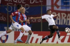 CERRO PORTENHO/PY X CORINTHIANS/BR - Torren e Elias em um lance da partida realizada esta noite no estdio Defensores del Chaco, em Asuncion, Paraguai, vlida pela 3 rodada da fase de classificao da Copa Libertadores da Amrica 2010