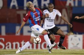 CERRO PORTENHO/PY X CORINTHIANS/BR -Torren e Elias em um lance da partida realizada esta noite no estdio Defensores del Chaco, em Asuncion, Paraguai, vlida pela 3 rodada da fase de classificao da Copa Libertadores da Amrica 2010