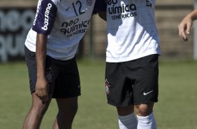 Elias e Roberto Carlos durante o treino do Corinthians realizado esta manh no Parque So Jorge, zona leste da cidade; o prximo jogo do time ser amanh, dia 21/03, domingo, contra o Grmio Prudente, no estdio Eduardo Jos Farah, em Presidente Prudente, pela 15 rodada do Campeonato Paulista 2010