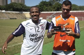 Elias entrega o trofeu Pereba para Leandro Castn, eleito 'o pior jogador do racho' durante o treino do Corinthians realizado esta manh no Parque So Jorge, zona leste da cidade; o prximo jogo do time ser amanh, dia 21/03, domingo, contra o Grmio Prudente, no estdio Eduardo Jos Farah, em Presidente Prudente, pela 15 rodada do Campeonato Paulista 2010