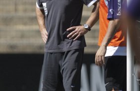 Mano Menezes e Chico durante o treino do Corinthians realizado esta manh no Parque So Jorge, zona leste da cidade; o prximo jogo do time ser amanh, dia 21/03, domingo, contra o Grmio Prudente, no estdio Eduardo Jos Farah, em Presidente Prudente, pela 15 rodada do Campeonato Paulista 2010