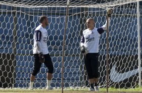 Rafael e Julio Cesar durante o treino do Corinthians realizado esta manh no Parque So Jorge, zona leste da cidade; o prximo jogo do time ser amanh, dia 21/03, domingo, contra o Grmio Prudente, no estdio Eduardo Jos Farah, em Presidente Prudente, pela 15 rodada do Campeonato Paulista 2010