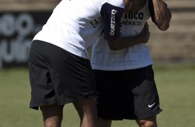 Roberto Carlos abraca Elias durante o treino do Corinthians realizado esta manh no Parque So Jorge, zona leste da cidade; o prximo jogo do time ser amanh, dia 21/03, domingo, contra o Grmio Prudente, no estdio Eduardo Jos Farah, em Presidente Prudente, pela 15 rodada do Campeonato Paulista 2010