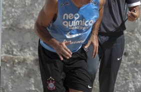 Ronaldo e o preparador fsico Marcos Limae durante o treino do Corinthians realizado esta manh no Parque So Jorge, zona leste da cidade; o prximo jogo do time ser amanh, dia 21/03, domingo, contra o Grmio Prudente, no estdio Eduardo Jos Farah, em Presidente Prudente, pela 15 rodada do Campeonato Paulista 2010