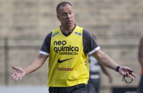 Mano Menezes durante o treino do Corinthians realizado esta tarde no Parque So Jorge, zona leste da cidade; o prximo jogo do time ser amanh, dia 24/03, quarta-feira, contra o Paulista de Jundia, na Arena de Barueri, em Barueri, pela 16 rodada do Campeonato Paulista 2010