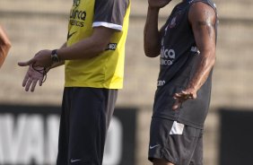 Mano Menezes e Roberto Carlos durante o treino do Corinthians realizado esta tarde no Parque So Jorge, zona leste da cidade; o prximo jogo do time ser amanh, dia 24/03, quarta-feira, contra o Paulista de Jundia, na Arena de Barueri, em Barueri, pela 16 rodada do Campeonato Paulista 2010