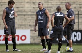 Paulo Andr; Ronaldo; Roberto Carlos e Mano Menezes durante o treino do Corinthians realizado esta tarde no Parque So Jorge, zona leste da cidade; o prximo jogo do time ser amanh, dia 24/03, quarta-feira, contra o Paulista de Jundia, na Arena de Barueri, em Barueri, pela 16 rodada do Campeonato Paulista 2010