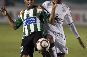 RACING/URUGUAI X CORINTHIANS/BRASIL - em um lance da partida realizada esta noite no estdio Grande Parque Central, em Montevideo, pela fase de classificao da Copa Libertadores da Amrica 2010