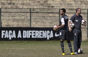 Dentinho e Mano Menezes durante o treino do Corinthians realizado esta manh no Parque So Jorge, zona leste da cidade; o prximo jogo do time ser dia 22/04, contra o Independiente de Medellin, da Colmbia, no Pacaembu, ultimo jogo da fase de classificao da Copa Libertadores da Amrica 2010