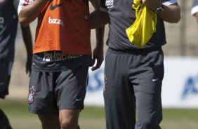 Dodo conversa com o tcnico Mano Menezes durante o treino do Corinthians realizado esta manh no Parque So Jorge, zona leste da cidade; o prximo jogo do time ser dia 22/04, contra o Independiente de Medellin, da Colmbia, no Pacaembu, ultimo jogo da fase de classificao da Copa Libertadores da Amrica 2010