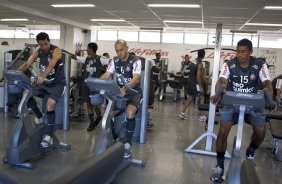 Edu Gaspar; Alessandro e Paulinho, novo contratato junto ao Bragantino, durante o treino do Corinthians realizado esta manh no Parque So Jorge, zona leste da cidade; o prximo jogo do time ser dia 22/04, contra o Independiente de Medellin, da Colmbia, no Pacaembu, ultimo jogo da fase de classificao da Copa Libertadores da Amrica 2010