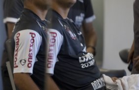 Imagem refletida no espelho do jogador Ronaldo durante o treino do Corinthians realizado esta manh no Parque So Jorge, zona leste da cidade; o prximo jogo do time ser dia 22/04, contra o Independiente de Medellin, da Colmbia, no Pacaembu, ultimo jogo da fase de classificao da Copa Libertadores da Amrica 2010