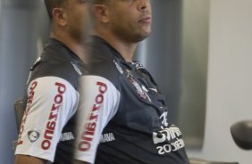 Imagem refletida no espelho do jogador Ronaldo durante o treino do Corinthians realizado esta manh no Parque So Jorge, zona leste da cidade; o prximo jogo do time ser dia 22/04, contra o Independiente de Medellin, da Colmbia, no Pacaembu, ultimo jogo da fase de classificao da Copa Libertadores da Amrica 2010