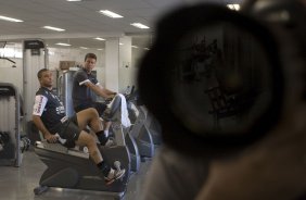 Imagem refletida no espelho do jogador Ronaldo e do preparador fsico Walmir Cruz durante o treino do Corinthians realizado esta manh no Parque So Jorge, zona leste da cidade; o prximo jogo do time ser dia 22/04, contra o Independiente de Medellin, da Colmbia, no Pacaembu, ultimo jogo da fase de classificao da Copa Libertadores da Amrica 2010