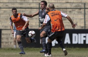 Leandro Castn; Edu Gaspar e Alessandro, de costas, durante o treino do Corinthians realizado esta manh no Parque So Jorge, zona leste da cidade; o prximo jogo do time ser dia 22/04, contra o Independiente de Medellin, da Colmbia, no Pacaembu, ultimo jogo da fase de classificao da Copa Libertadores da Amrica 2010