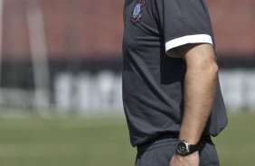 Mano Menezes durante o treino do Corinthians realizado esta manh no Parque So Jorge, zona leste da cidade; o prximo jogo do time ser dia 22/04, contra o Independiente de Medellin, da Colmbia, no Pacaembu, ultimo jogo da fase de classificao da Copa Libertadores da Amrica 2010