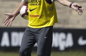 Mano Menezes durante o treino do Corinthians realizado esta manh no Parque So Jorge, zona leste da cidade; o prximo jogo do time ser dia 22/04, contra o Independiente de Medellin, da Colmbia, no Pacaembu, ultimo jogo da fase de classificao da Copa Libertadores da Amrica 2010