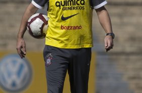Mano Menezes durante o treino do Corinthians realizado esta manh no Parque So Jorge, zona leste da cidade; o prximo jogo do time ser dia 22/04, contra o Independiente de Medellin, da Colmbia, no Pacaembu, ultimo jogo da fase de classificao da Copa Libertadores da Amrica 2010