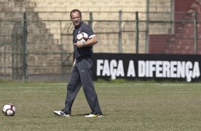 Mano Menezes durante o treino do Corinthians realizado esta manh no Parque So Jorge, zona leste da cidade; o prximo jogo do time ser dia 22/04, contra o Independiente de Medellin, da Colmbia, no Pacaembu, ultimo jogo da fase de classificao da Copa Libertadores da Amrica 2010