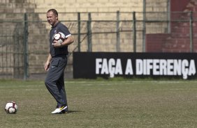 Mano Menezes durante o treino do Corinthians realizado esta manh no Parque So Jorge, zona leste da cidade; o prximo jogo do time ser dia 22/04, contra o Independiente de Medellin, da Colmbia, no Pacaembu, ultimo jogo da fase de classificao da Copa Libertadores da Amrica 2010