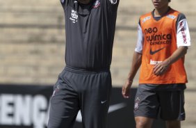 Mano Menezes durante o treino do Corinthians realizado esta manh no Parque So Jorge, zona leste da cidade; o prximo jogo do time ser dia 22/04, contra o Independiente de Medellin, da Colmbia, no Pacaembu, ultimo jogo da fase de classificao da Copa Libertadores da Amrica 2010