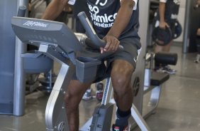 Paulinho, novo contratado junto ao Bragantino, durante o treino do Corinthians realizado esta manh no Parque So Jorge, zona leste da cidade; o prximo jogo do time ser dia 22/04, contra o Independiente de Medellin, da Colmbia, no Pacaembu, ultimo jogo da fase de classificao da Copa Libertadores da Amrica 2010