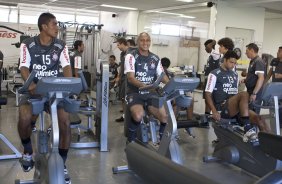 Paulinho, novo contratato junto ao Bragantino, Roberto Carlos e William durante o treino do Corinthians realizado esta manh no Parque So Jorge, zona leste da cidade; o prximo jogo do time ser dia 22/04, contra o Independiente de Medellin, da Colmbia, no Pacaembu, ultimo jogo da fase de classificao da Copa Libertadores da Amrica 2010