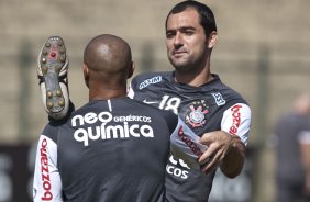 Roberto Carlos, de costas, e Danilo durante o treino do Corinthians realizado esta manh no Parque So Jorge, zona leste da cidade; o prximo jogo do time ser dia 22/04, contra o Independiente de Medellin, da Colmbia, no Pacaembu, ultimo jogo da fase de classificao da Copa Libertadores da Amrica 2010
