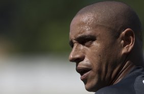 Roberto Carlos durante o treino do Corinthians realizado esta manh no Parque So Jorge, zona leste da cidade; o prximo jogo do time ser dia 22/04, contra o Independiente de Medellin, da Colmbia, no Pacaembu, ultimo jogo da fase de classificao da Copa Libertadores da Amrica 2010