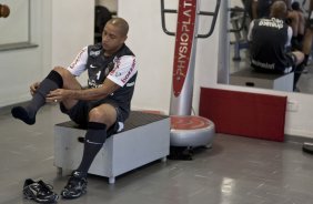 Roberto Carlos durante o treino do Corinthians realizado esta manh no Parque So Jorge, zona leste da cidade; o prximo jogo do time ser dia 22/04, contra o Independiente de Medellin, da Colmbia, no Pacaembu, ultimo jogo da fase de classificao da Copa Libertadores da Amrica 2010