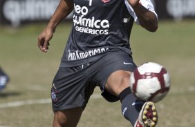 Roberto Carlos durante o treino do Corinthians realizado esta manh no Parque So Jorge, zona leste da cidade; o prximo jogo do time ser dia 22/04, contra o Independiente de Medellin, da Colmbia, no Pacaembu, ultimo jogo da fase de classificao da Copa Libertadores da Amrica 2010