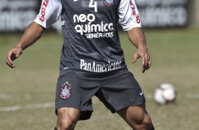 Roberto Carlos durante o treino do Corinthians realizado esta manh no Parque So Jorge, zona leste da cidade; o prximo jogo do time ser dia 22/04, contra o Independiente de Medellin, da Colmbia, no Pacaembu, ultimo jogo da fase de classificao da Copa Libertadores da Amrica 2010
