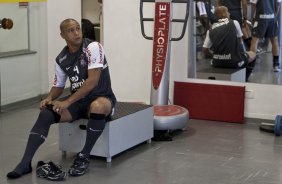 Roberto Carlos durante o treino do Corinthians realizado esta manh no Parque So Jorge, zona leste da cidade; o prximo jogo do time ser dia 22/04, contra o Independiente de Medellin, da Colmbia, no Pacaembu, ultimo jogo da fase de classificao da Copa Libertadores da Amrica 2010
