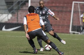 Roberto Carlos e Boquita, de costas, durante o treino do Corinthians realizado esta manh no Parque So Jorge, zona leste da cidade; o prximo jogo do time ser dia 22/04, contra o Independiente de Medellin, da Colmbia, no Pacaembu, ultimo jogo da fase de classificao da Copa Libertadores da Amrica 2010