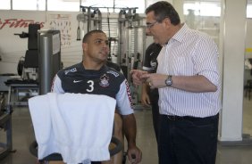 Ronaldo conversa com o diretor Mario Gobbi durante o treino do Corinthians realizado esta manh no Parque So Jorge, zona leste da cidade; o prximo jogo do time ser dia 22/04, contra o Independiente de Medellin, da Colmbia, no Pacaembu, ultimo jogo da fase de classificao da Copa Libertadores da Amrica 2010