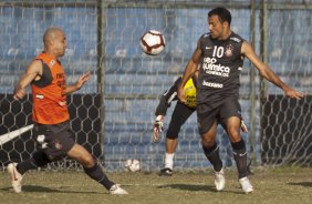 Alessandro e Iarley durante o treino do Corinthians realizado esta tarde no Parque So Jorge, zona leste da cidade; o prximo jogo do time ser dia 22/04, contra o Independiente de Medellin, da Colmbia, no Pacaembu, ultimo jogo da fase de classificao da Copa Libertadores da Amrica 2010