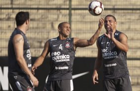 Chico; Roberto Carlos e Ronaldo durante o treino do Corinthians realizado esta tarde no Parque So Jorge, zona leste da cidade; o prximo jogo do time ser dia 22/04, contra o Independiente de Medellin, da Colmbia, no Pacaembu, ultimo jogo da fase de classificao da Copa Libertadores da Amrica 2010