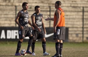 Dentinho; Yarley e Ronaldo durante o treino do Corinthians realizado esta tarde no Parque So Jorge, zona leste da cidade; o prximo jogo do time ser dia 22/04, contra o Independiente de Medellin, da Colmbia, no Pacaembu, ultimo jogo da fase de classificao da Copa Libertadores da Amrica 2010