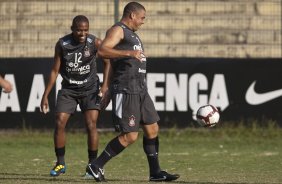 Elias e Ronaldo durante o treino do Corinthians realizado esta tarde no Parque So Jorge, zona leste da cidade; o prximo jogo do time ser dia 22/04, contra o Independiente de Medellin, da Colmbia, no Pacaembu, ultimo jogo da fase de classificao da Copa Libertadores da Amrica 2010