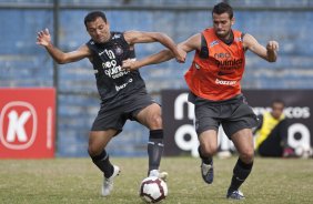Iarley e Leandro Castn durante o treino do Corinthians realizado esta tarde no Parque So Jorge, zona leste da cidade; o prximo jogo do time ser dia 22/04, contra o Independiente de Medellin, da Colmbia, no Pacaembu, ultimo jogo da fase de classificao da Copa Libertadores da Amrica 2010