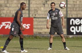 Jucilei e Danilo durante o treino do Corinthians realizado esta tarde no Parque So Jorge, zona leste da cidade; o prximo jogo do time ser dia 22/04, contra o Independiente de Medellin, da Colmbia, no Pacaembu, ultimo jogo da fase de classificao da Copa Libertadores da Amrica 2010